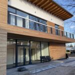 Fenster für Unternehmen: PVC, Aluminium oder Holz? 10 Modernes Gebäude mit Holzverkleidung und großer Glasfront, stilvoller Balkon, minimalistische Architektur in natürlicher