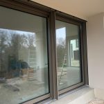 Schluss mit Mücken: Warum Insektenschutz nach Maß die beste Wahl für Berliner Haushalte ist 3 Moderne Schiebetüren aus Glas sorgen für helle Innenräume, bieten klare Aussicht und integrieren nahtlos Außenbereiche.